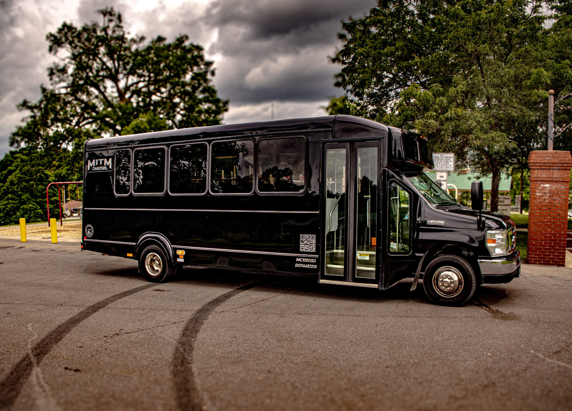 Mini Coach Bus Meet in the Middle